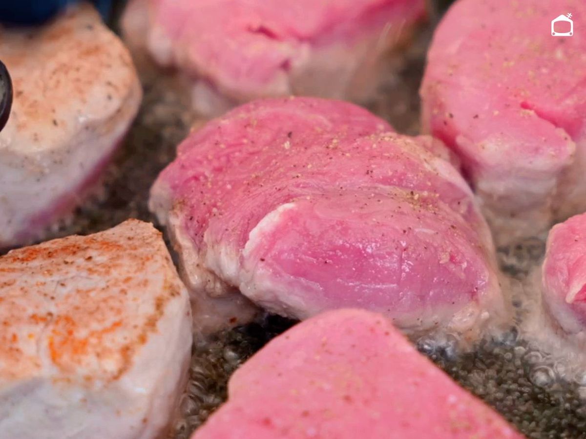 Sella el solomillo para terminar de hacerlo después en la salsa de ajo