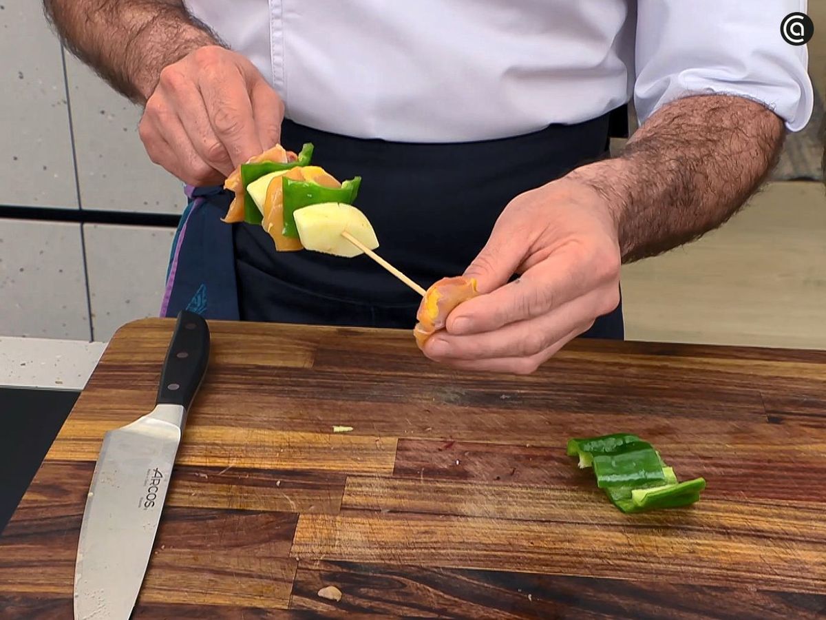 Monta las brochetas de pollo, manzana reineta y pimiento verde