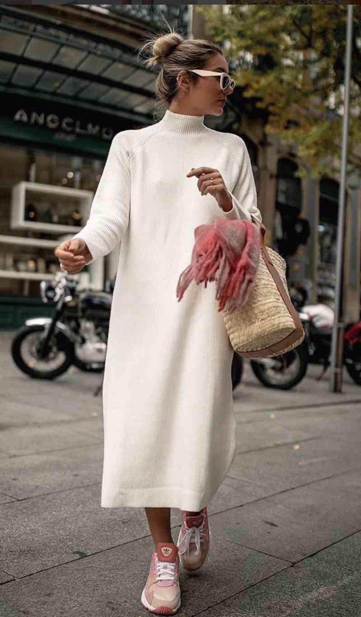 Para un estilo más casual, puedes combinar tu vestido de punto con sneakers