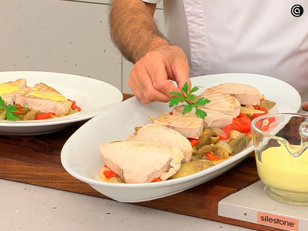 Coloca el bonito sobre la escalivada y acompáñalo con mahonesa de ajo