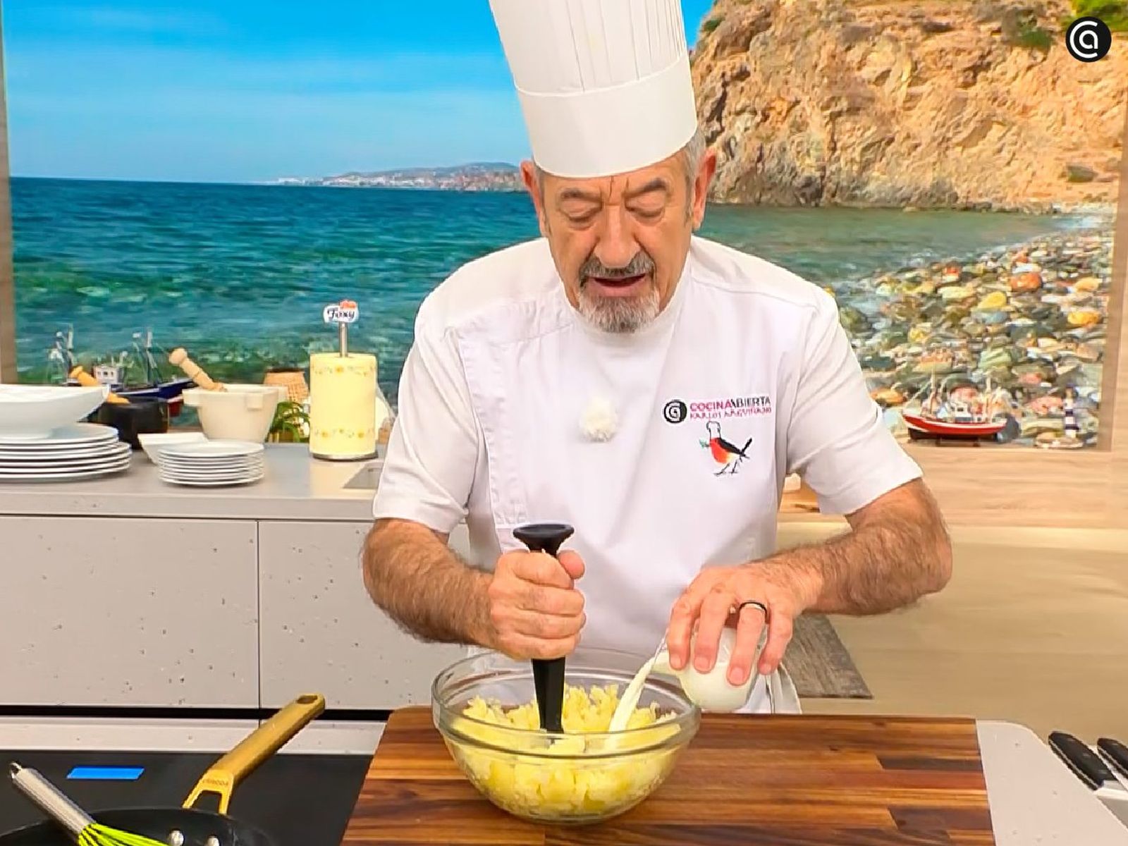 Coloca una base de puré de patatas y pon encima las carrilleras con un poco de salsa