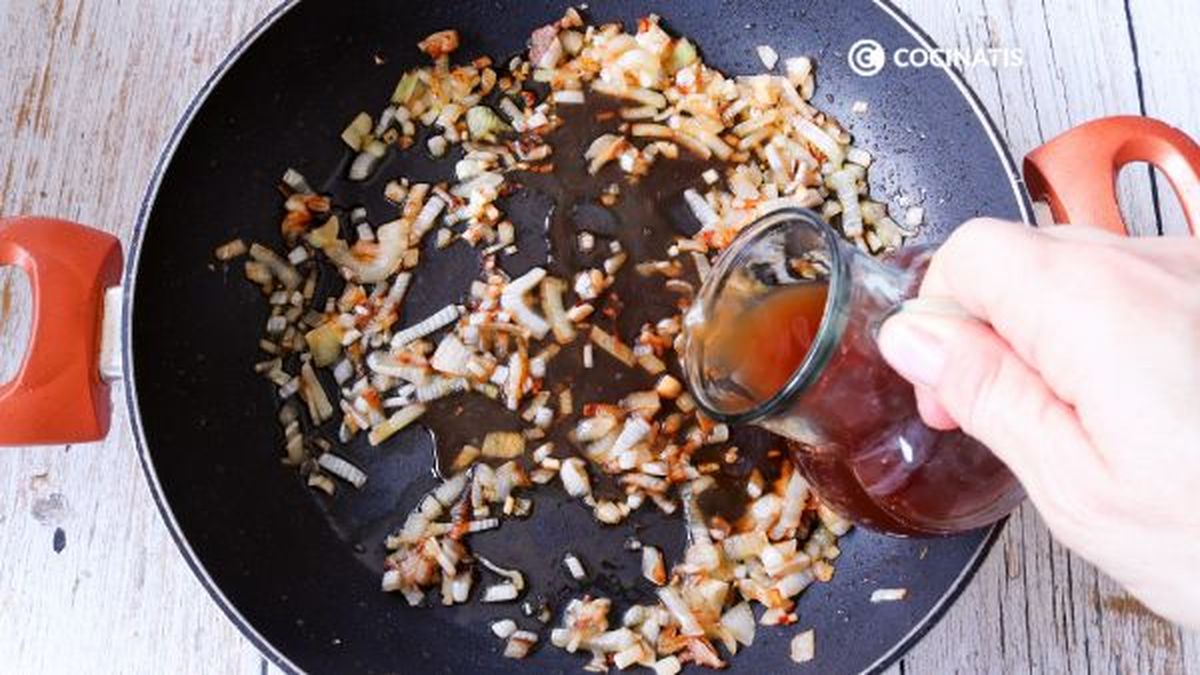 Añadimos el vino de Oporto a la cebolla pochada