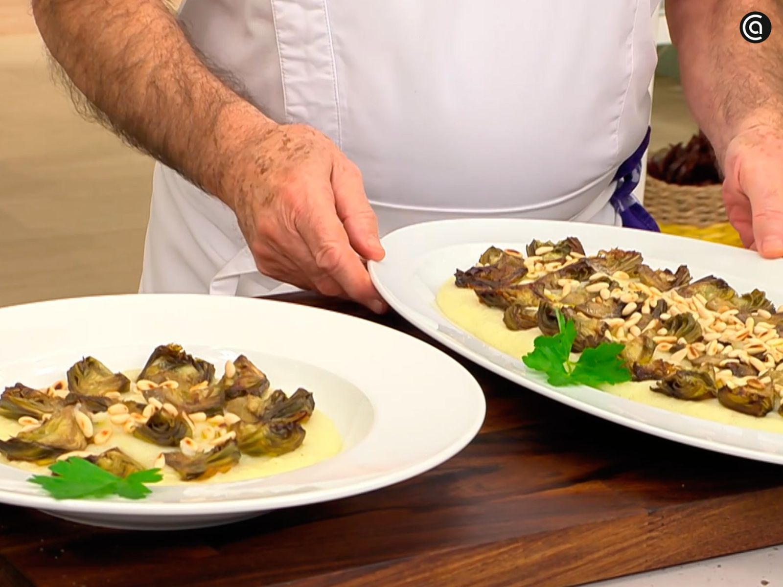 Sirve las alcachofas sobre una base de puré de patata