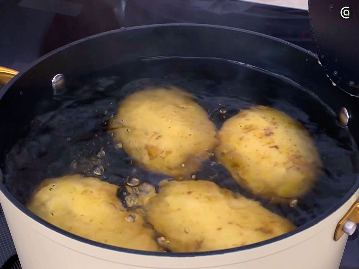 Cocer las patatas para las acelgas a la vasca