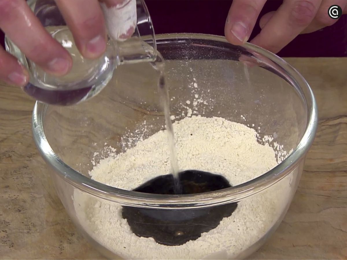Mezcla el gluten de trigo con el tamari y el agua