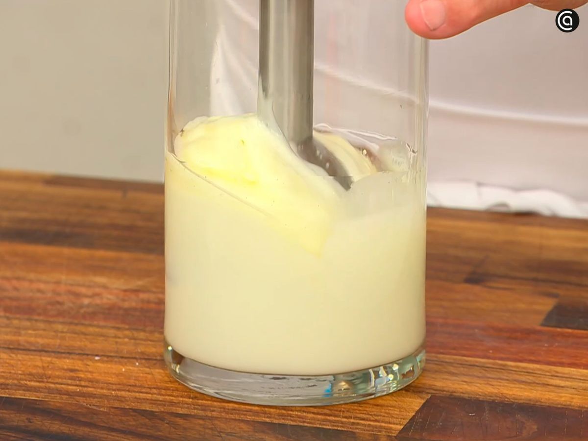 Emulsiona la leche y el aceite hasta obtener una lactonesa
