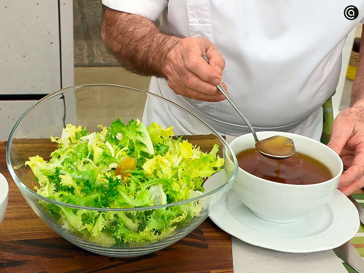 Aliña la escarola con el caldo del escabeche