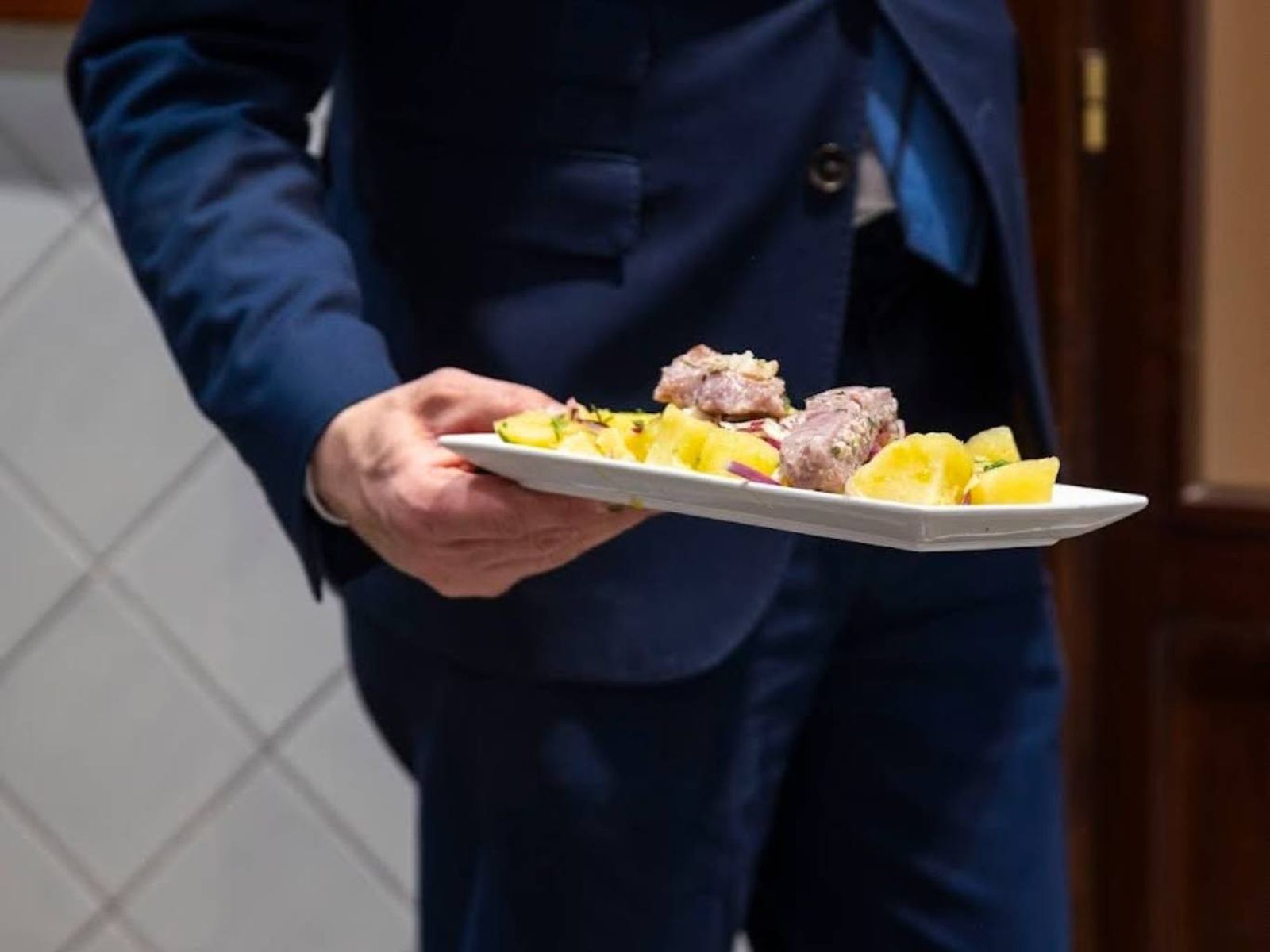 Las papas aliñás del Bar Barbiana, en Sevilla, se sirven con melva. Las papas aliñás del Bar Barbiana, en Sevilla, se sirven con melva.