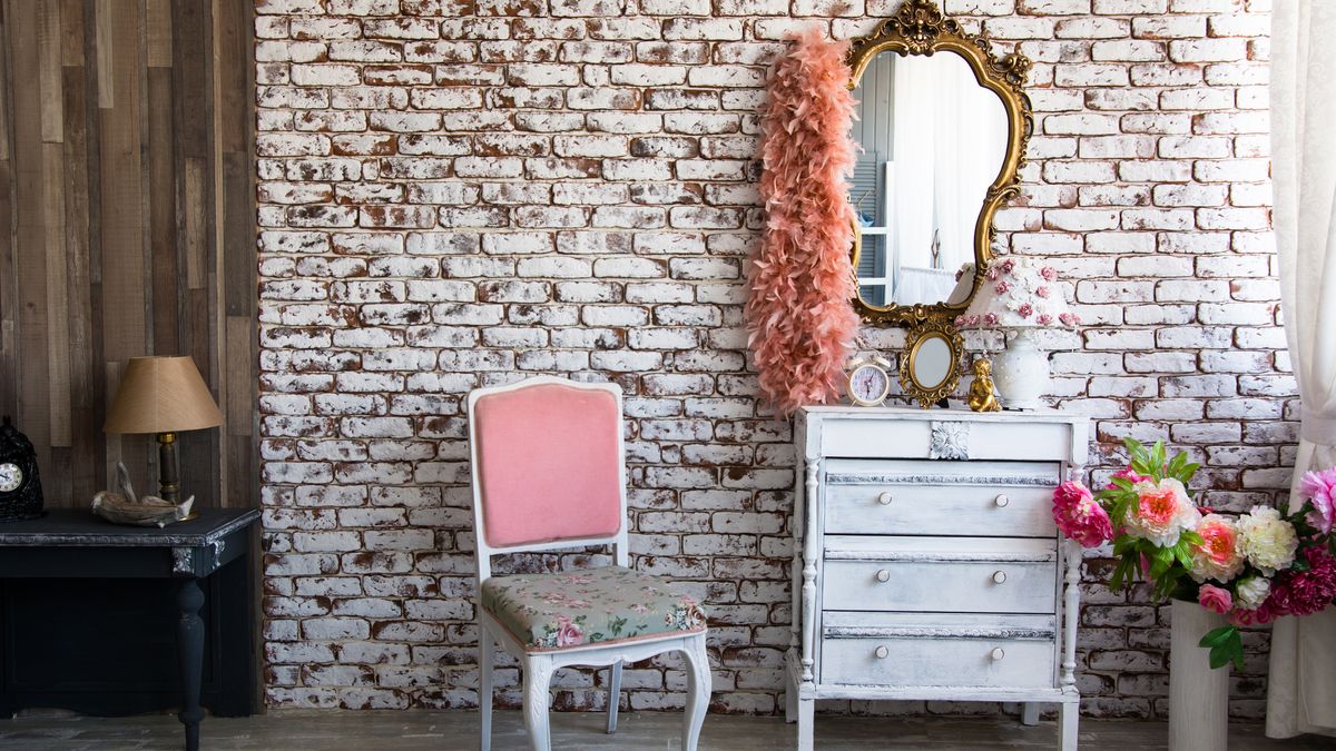 Mezcla muebles vintage con objetos más modernos