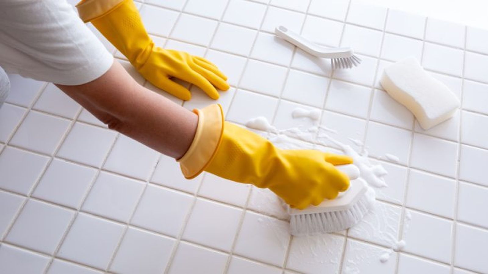 El vinagre blanco también desinfecta los azulejos del baño El vinagre blanco también desinfecta los azulejos del baño
