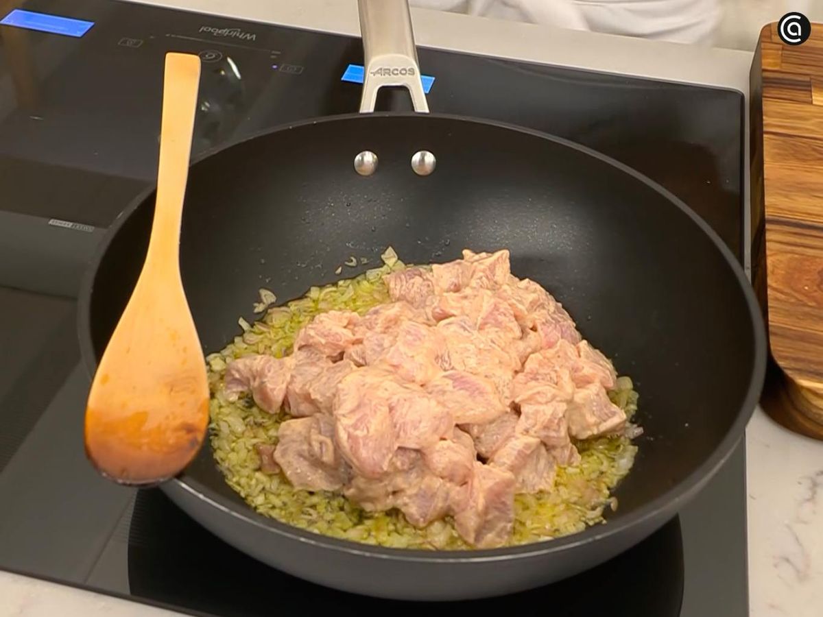 Dora la carne a fuego medio