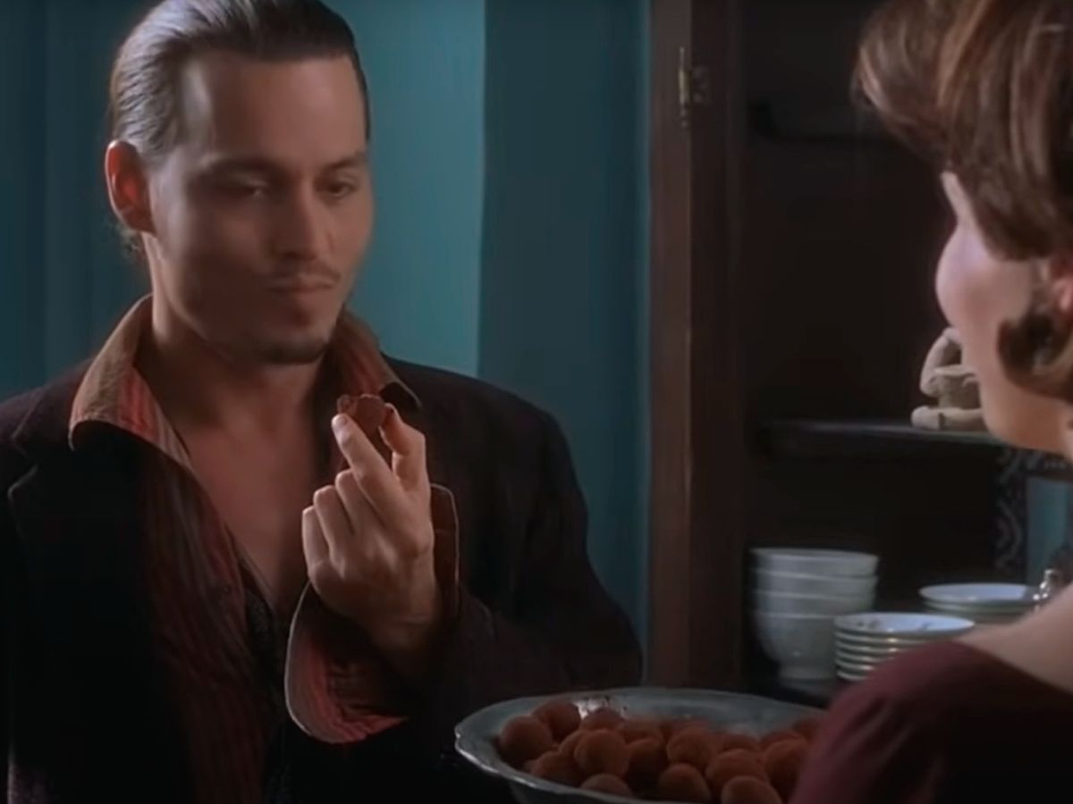 En la película Chocolat (2000), Johnny Depp da vida a Roux, un forastero