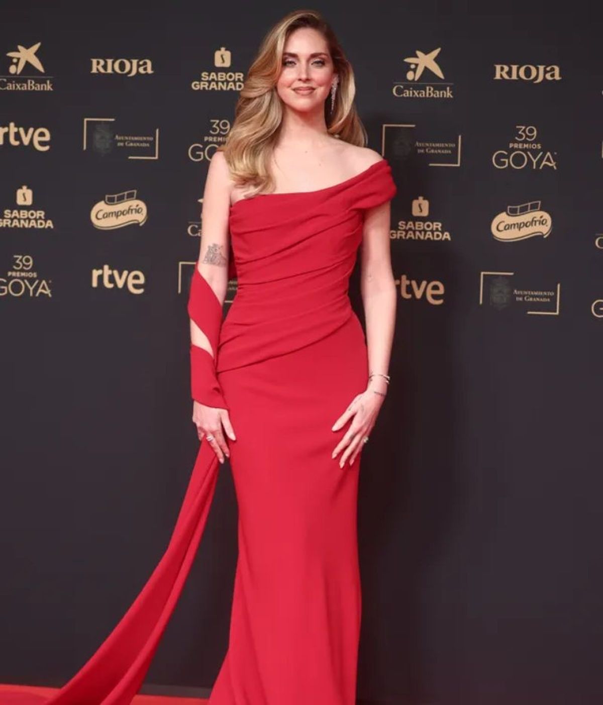 Chiara Ferragni con vestido rojo en los premios Goya 2025
