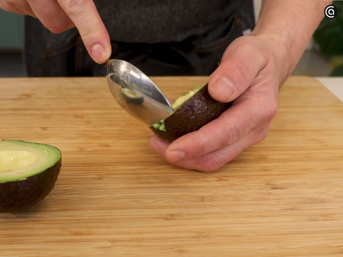 Pela y corta los aguacates en rodajas