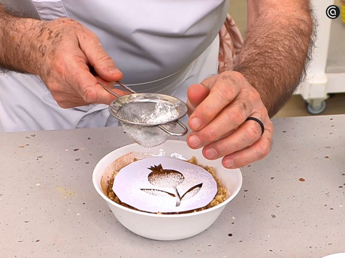 Decora las cuajadas de Carnaval con una plantilla y azúcar glas