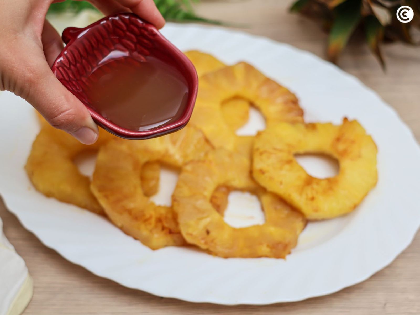 Acompañar la piña a la plancha con sirope de arce y canela