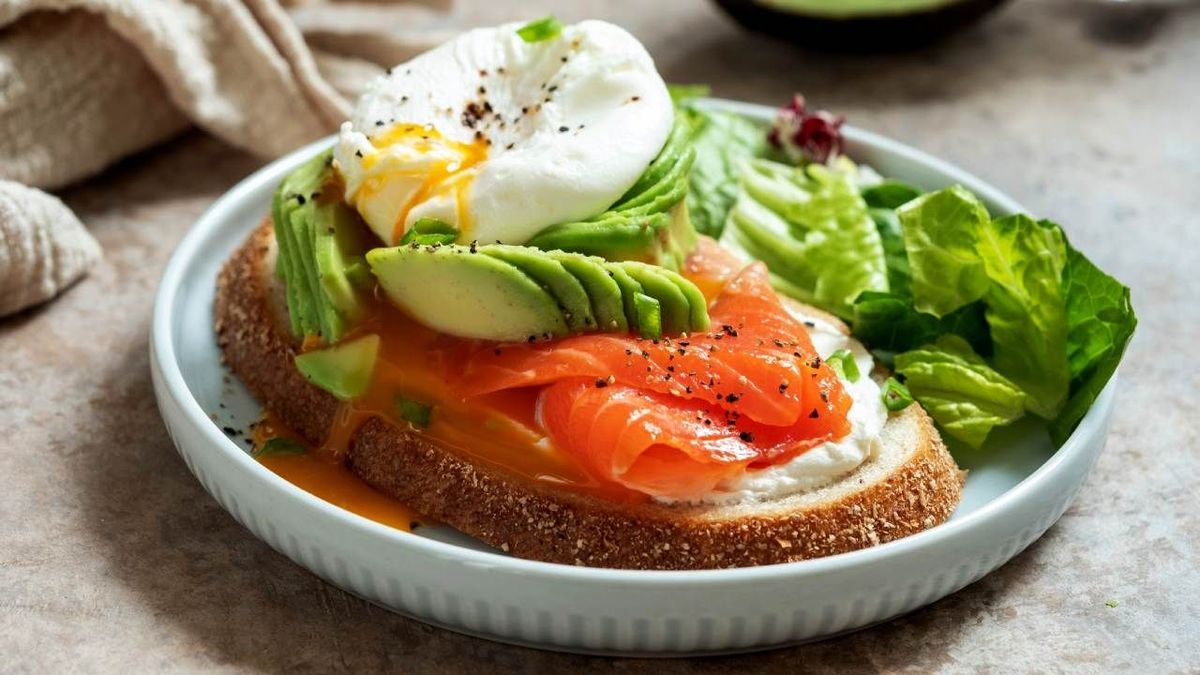 tostada con aguacate y huevo 2