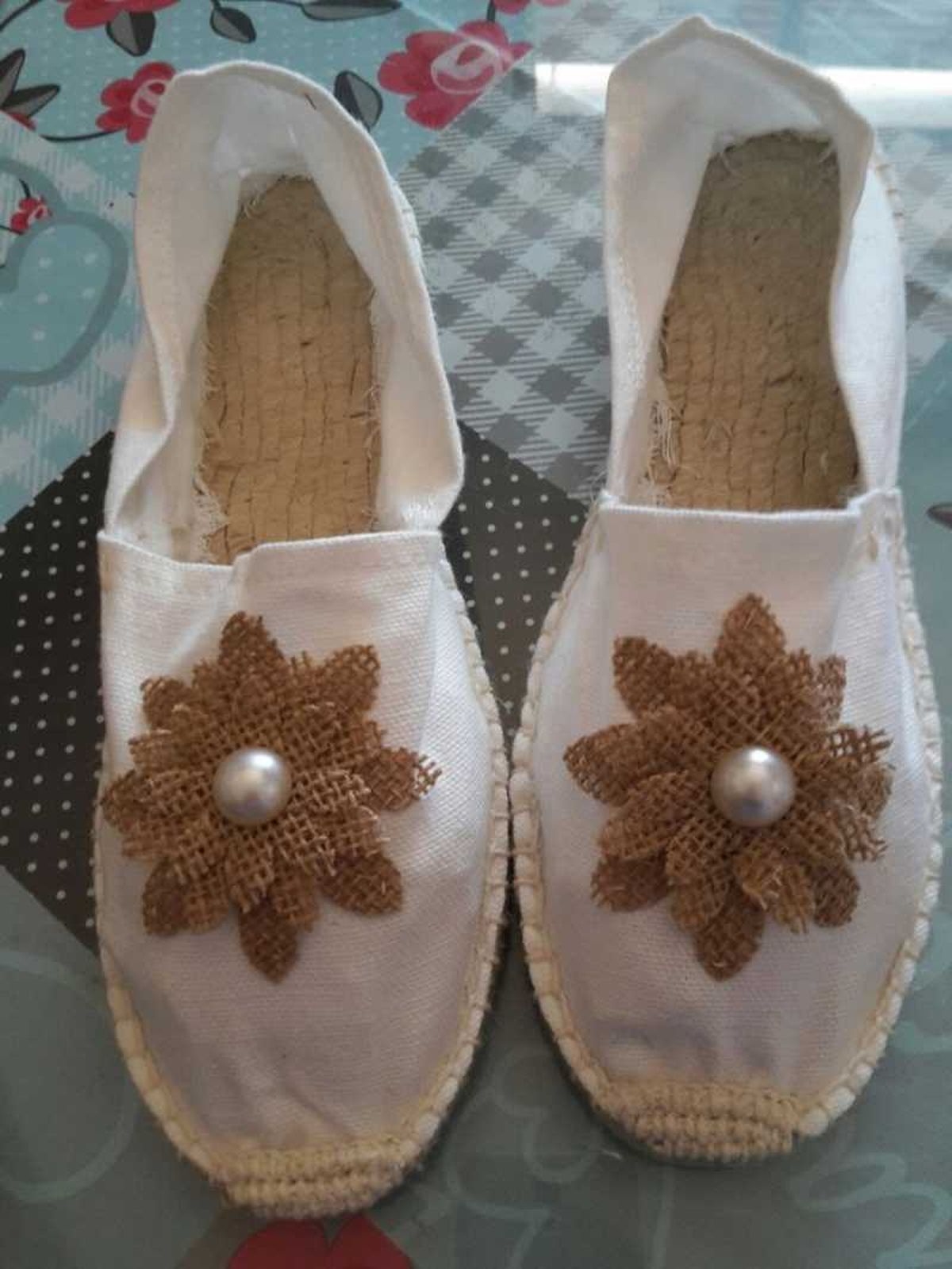 Alpargatas decoradas con tela y un abalorio tipo perla.