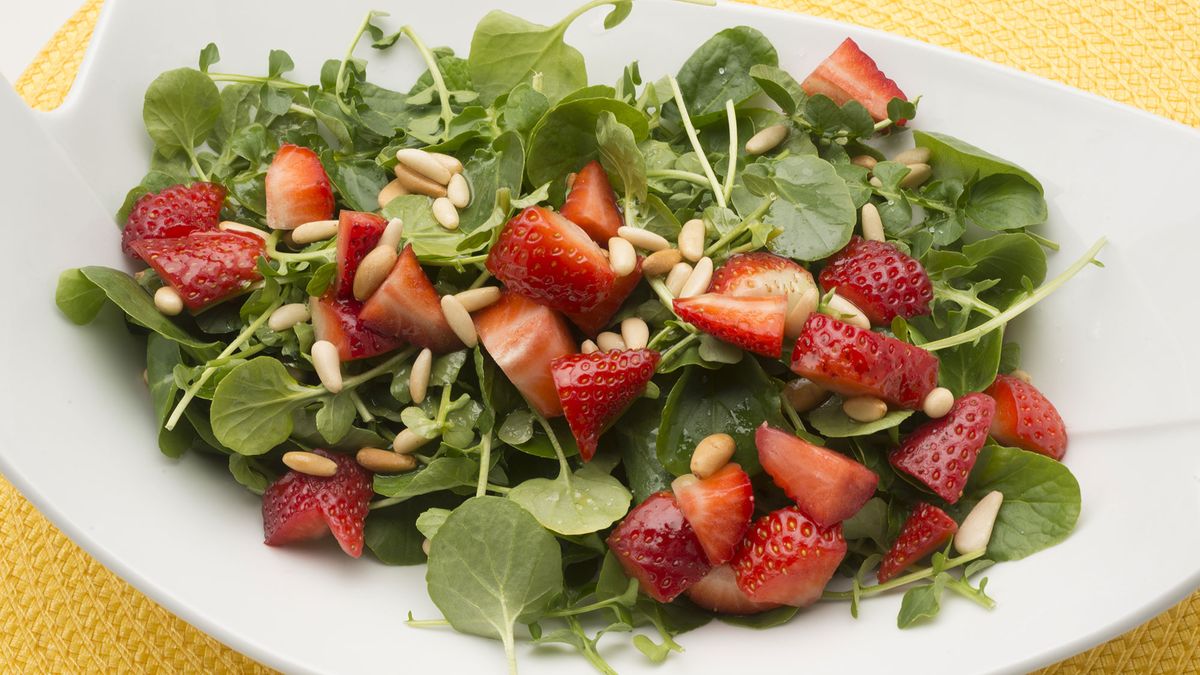 Ensalada de berros, fresas y pinones