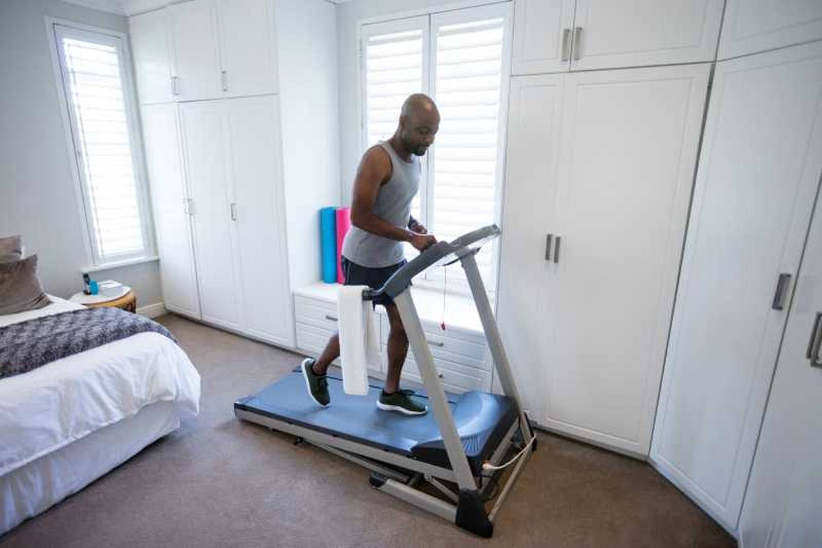 Hombre entrenando en el dormitorio. Hombre entrenando en el dormitorio.
