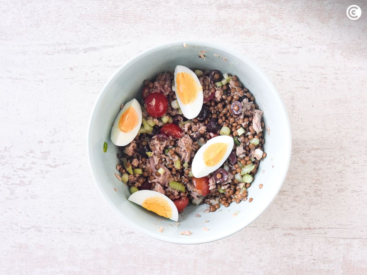 Aliñar la ensalada de lentejas y atún