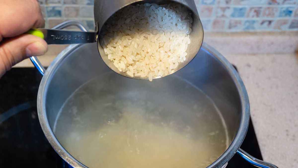 El agua de arroz es el agua en la que se lava el arroz antes de cocinarlo