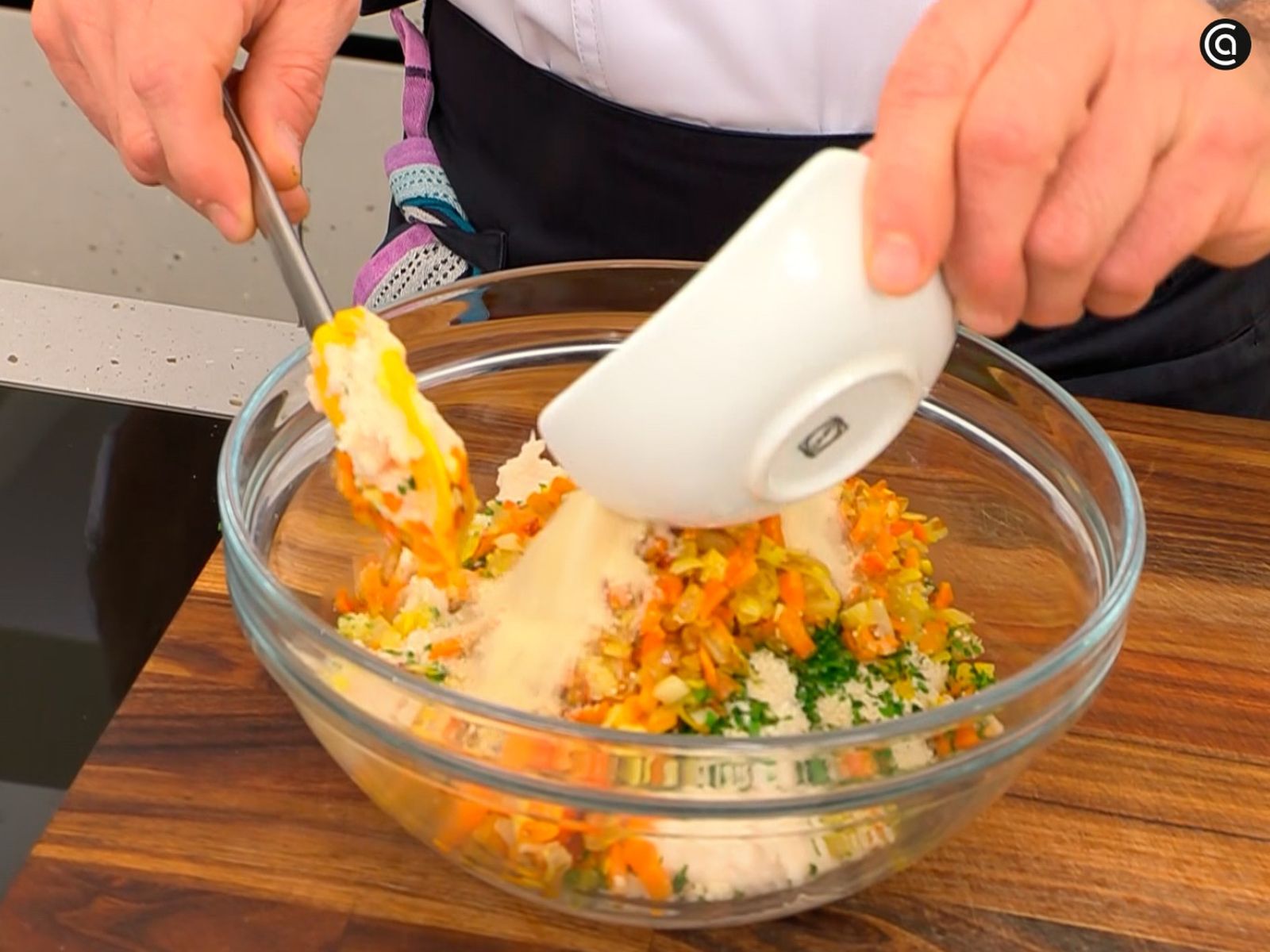 Mezcla bien las hortalizas con las alubias y el arroz triturado y deja reposar