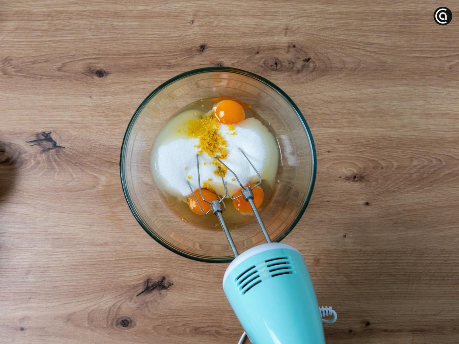 En un bol, bate bien todos los ingredientes En un bol, bate bien todos los ingredientes