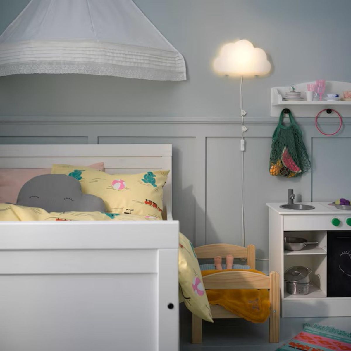 Habitación infantil gris con lámpara con forma de nube.