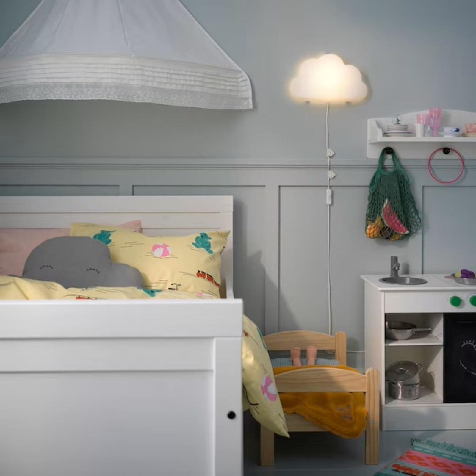 Habitación infantil gris con lámpara con forma de nube. Habitación infantil gris con lámpara con forma de nube.