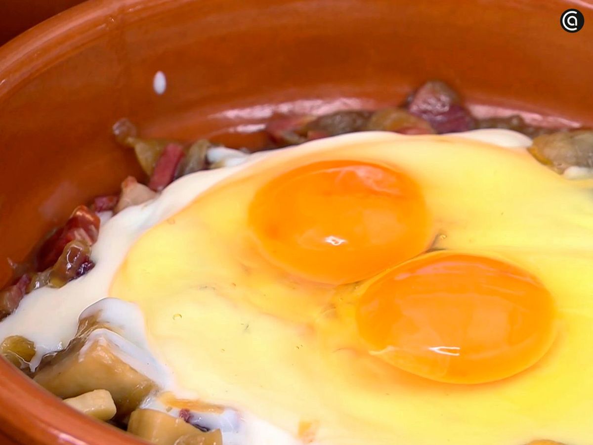 Montar las cazuelitas de huevos a la reina con champiñones y jamón
