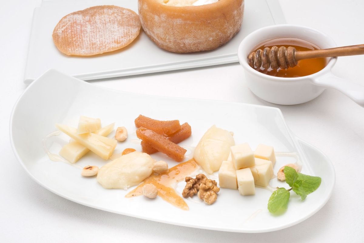 Tabla de quesos con membrillo