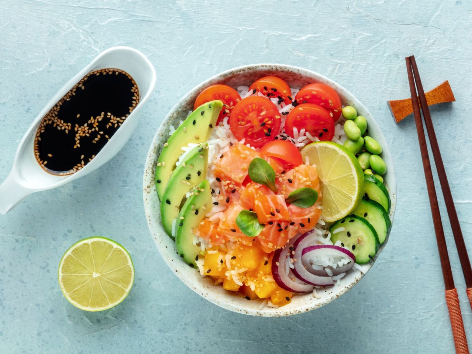 La salsa de soja y sésamo es una de las salsas tradicionales para poke La salsa de soja y sésamo es una de las salsas tradicionales para poke