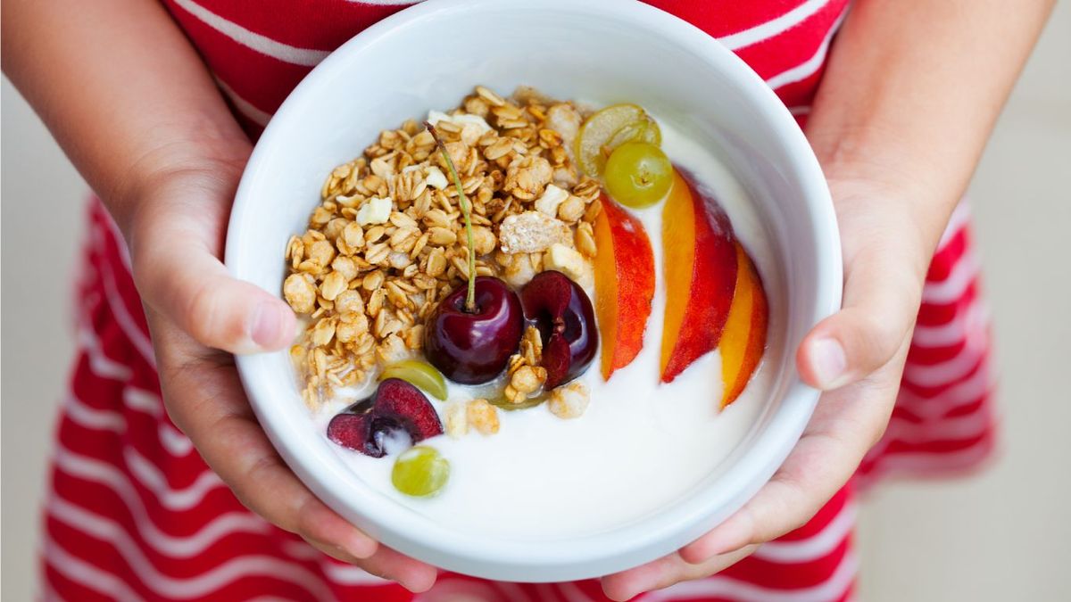 Yogur con frutas para niños