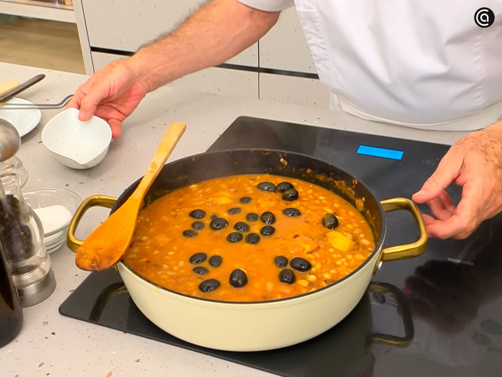 Agrega las aceitunas y cocina despacio unos minutos Agrega las aceitunas y cocina despacio unos minutos