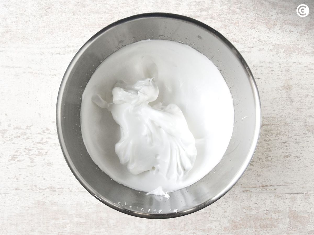 Montar las claras de huevo para la bica blanca de laza