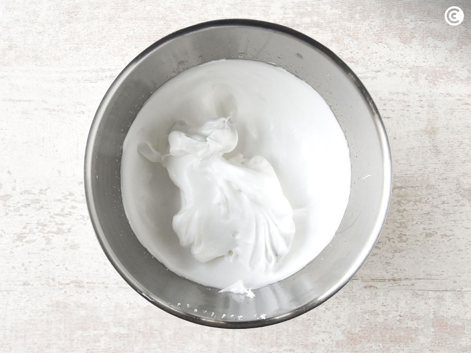 Montar las claras de huevo para la bica blanca de laza