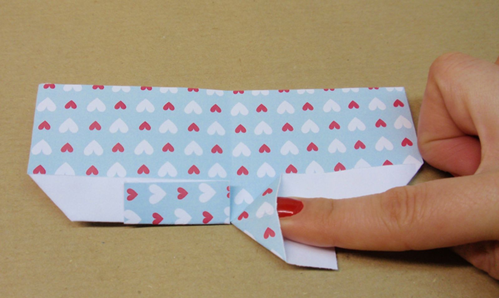 Marcapaginas con forma de corazón paso 9