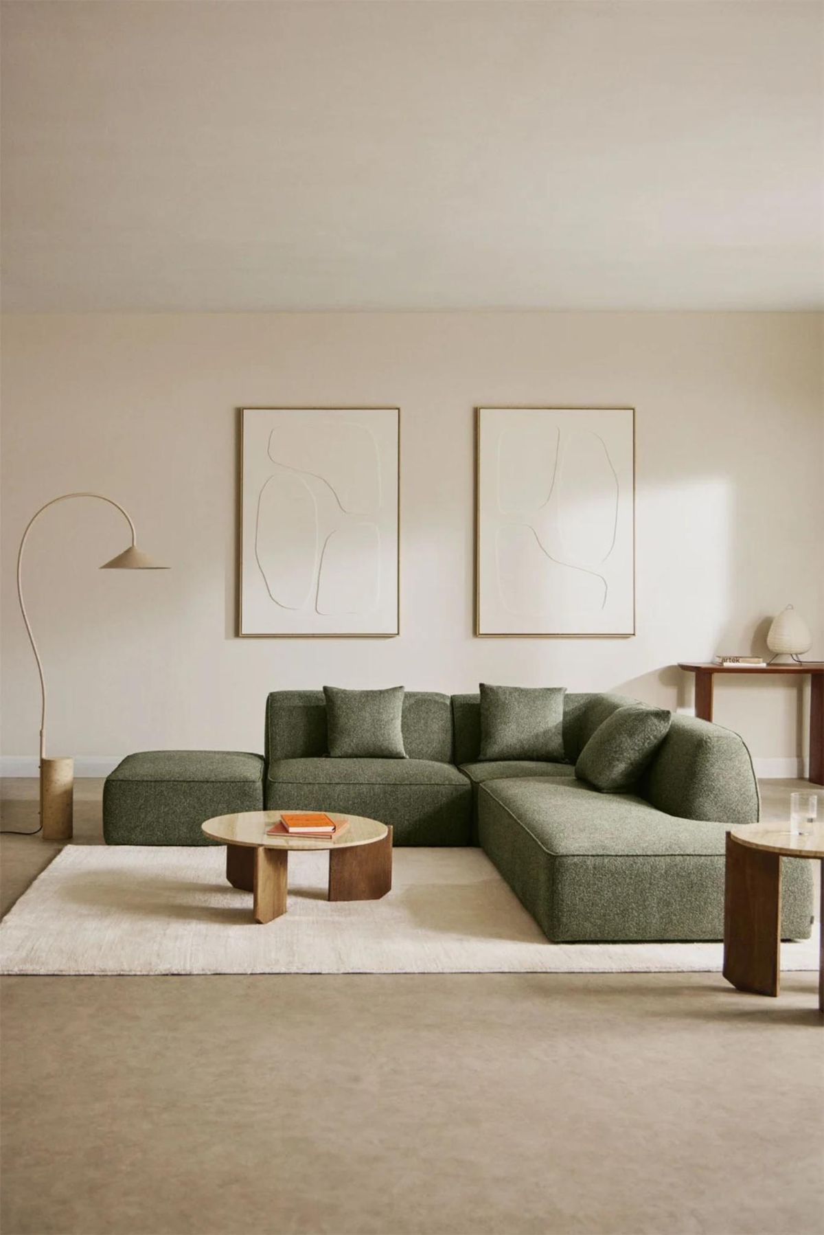 Sofá modular esquinero de 3 piezas con diván derecho y puff tapizado Cardea.