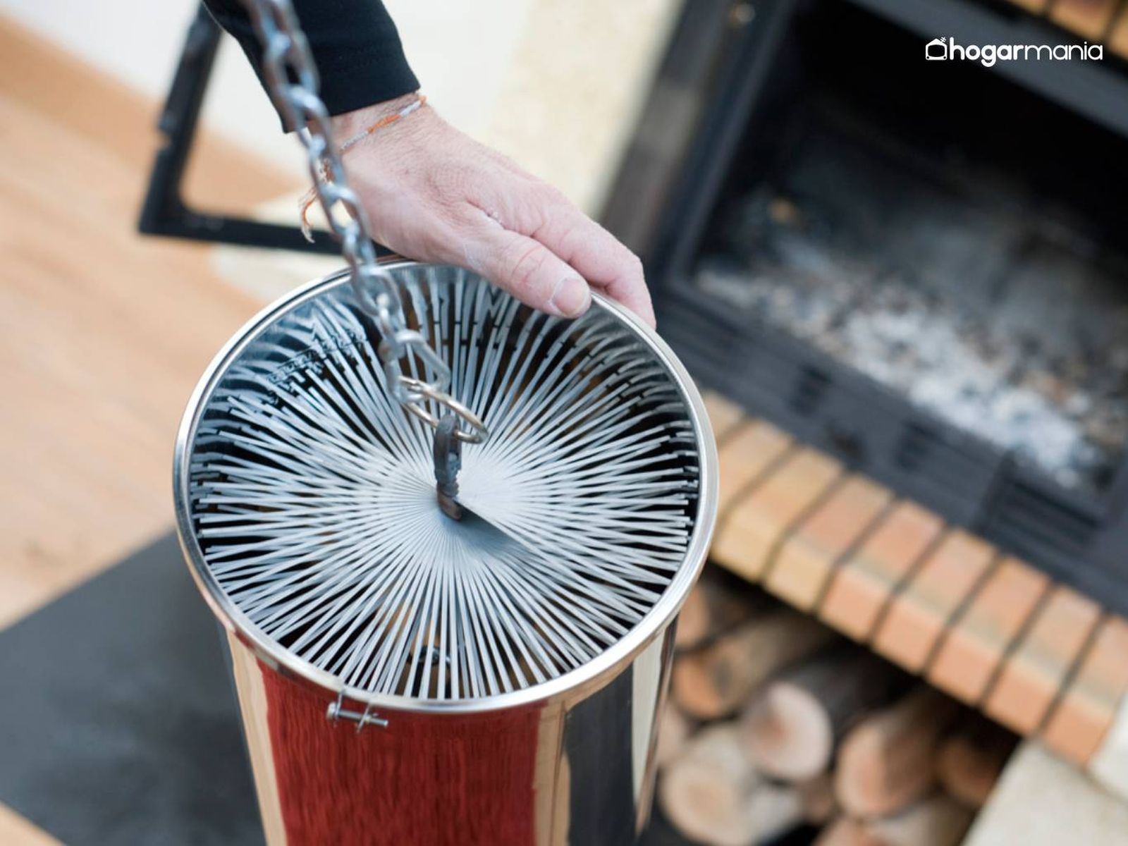Limpia el tubo de la chimenea con el cepillo