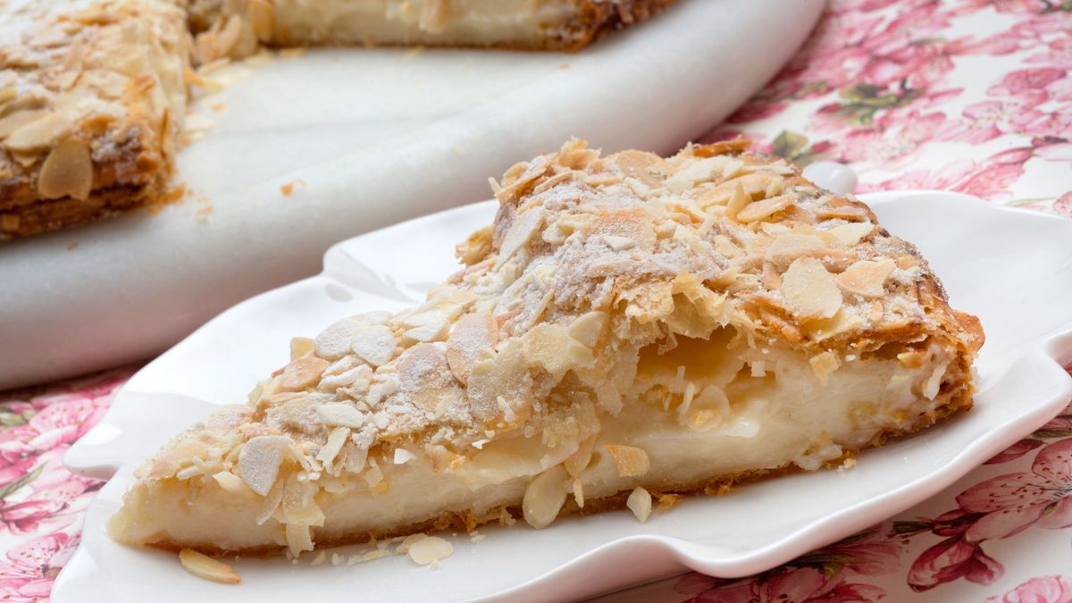 La Pantxineta se elabora con hojaldre relleno de crema