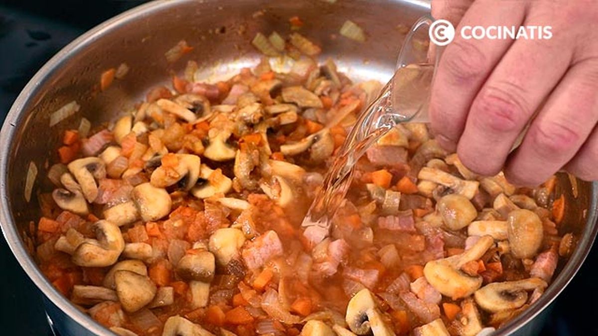 Receta de carne de conejo troceada a la cazadora  paso 4
