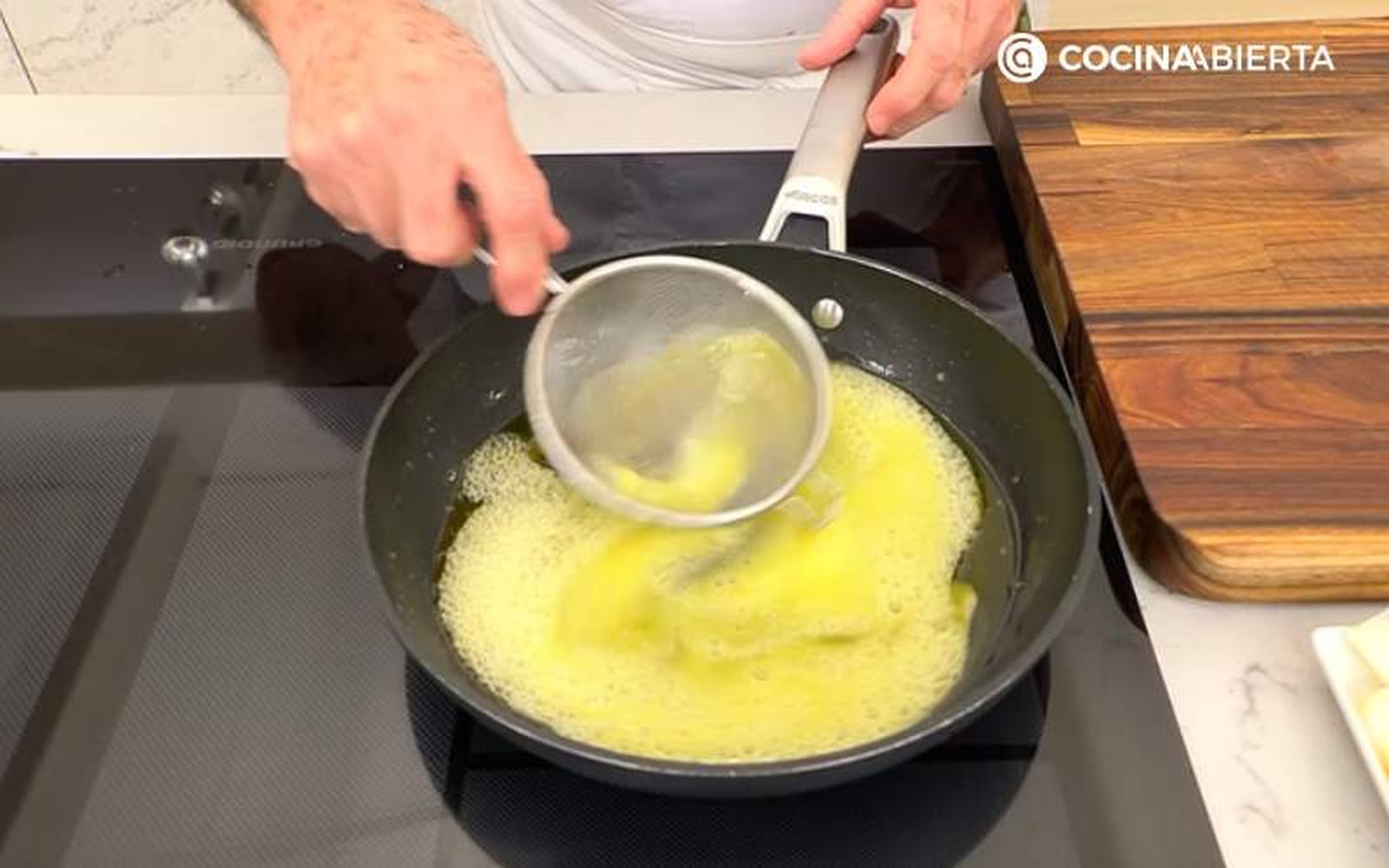 Forma pilpil con un colador Forma pilpil con un colador