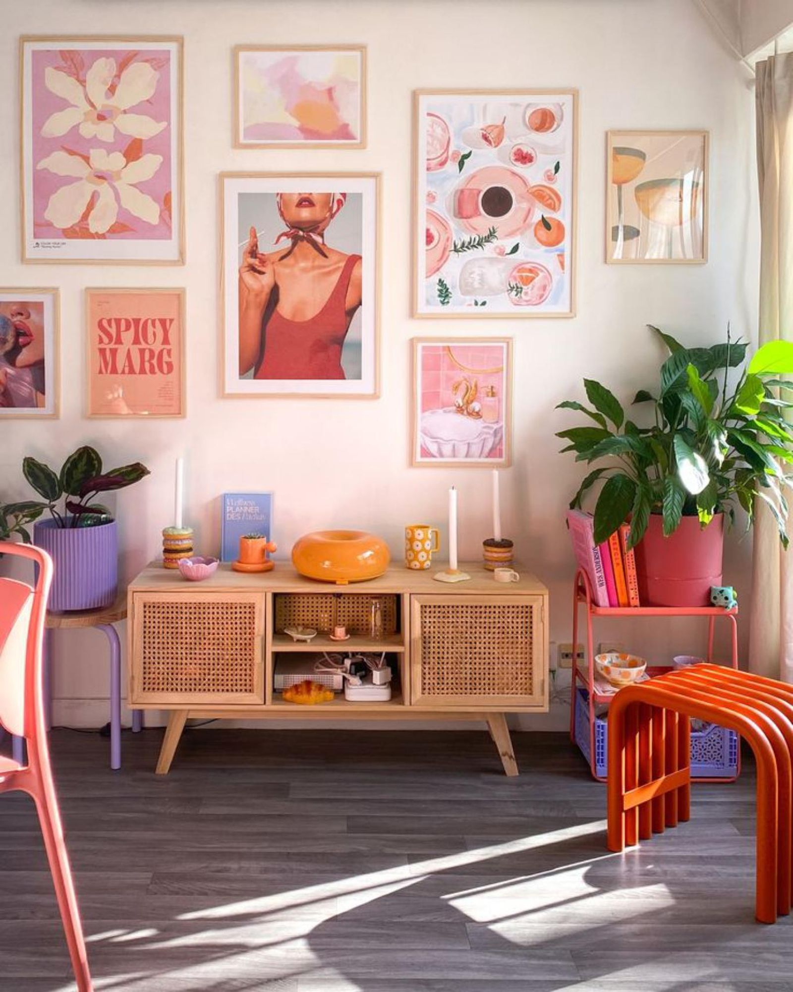Salón decorado con ilustraciones y la lámpara donut de IKEA. Salón decorado con ilustraciones y la lámpara donut de IKEA.