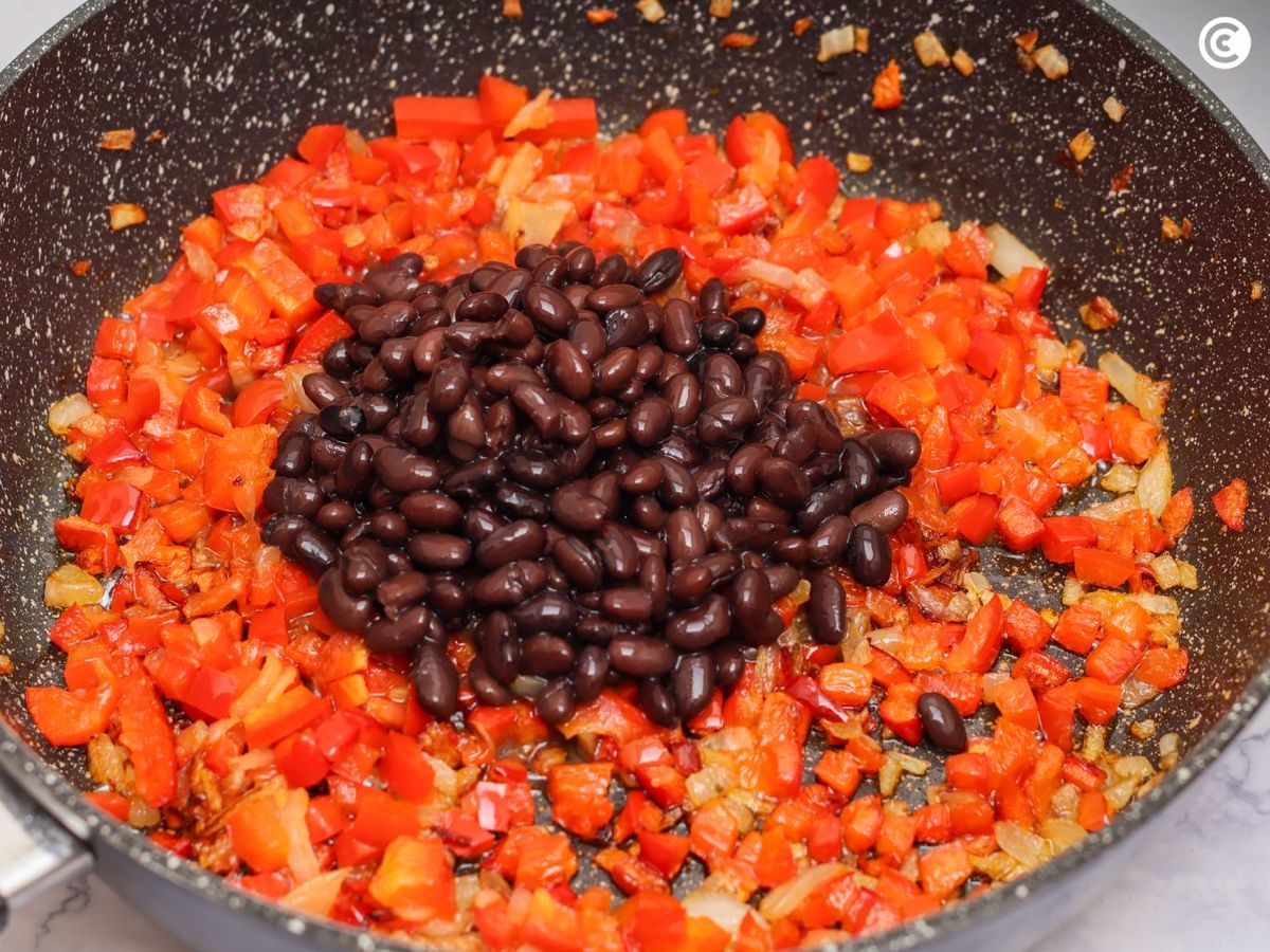 Agregar los frijoles al sofrito para el gallo pinto