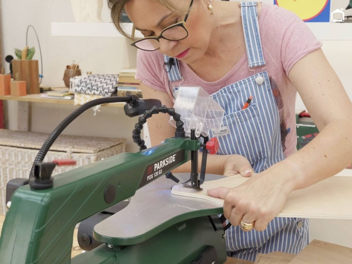 Cortar las piezas con la sierra de marquetería.