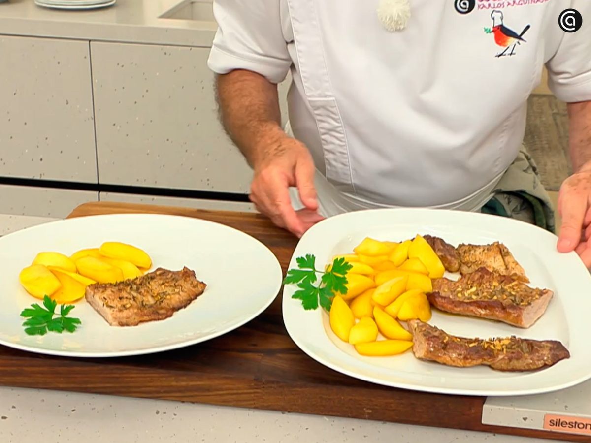 Acompaña el secreto ibérico al horno con las manzanas salteadas