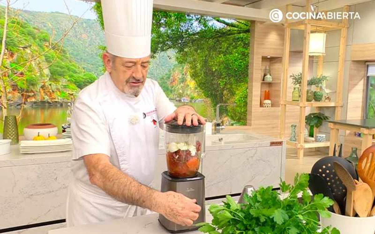 Tritura la salsa roja