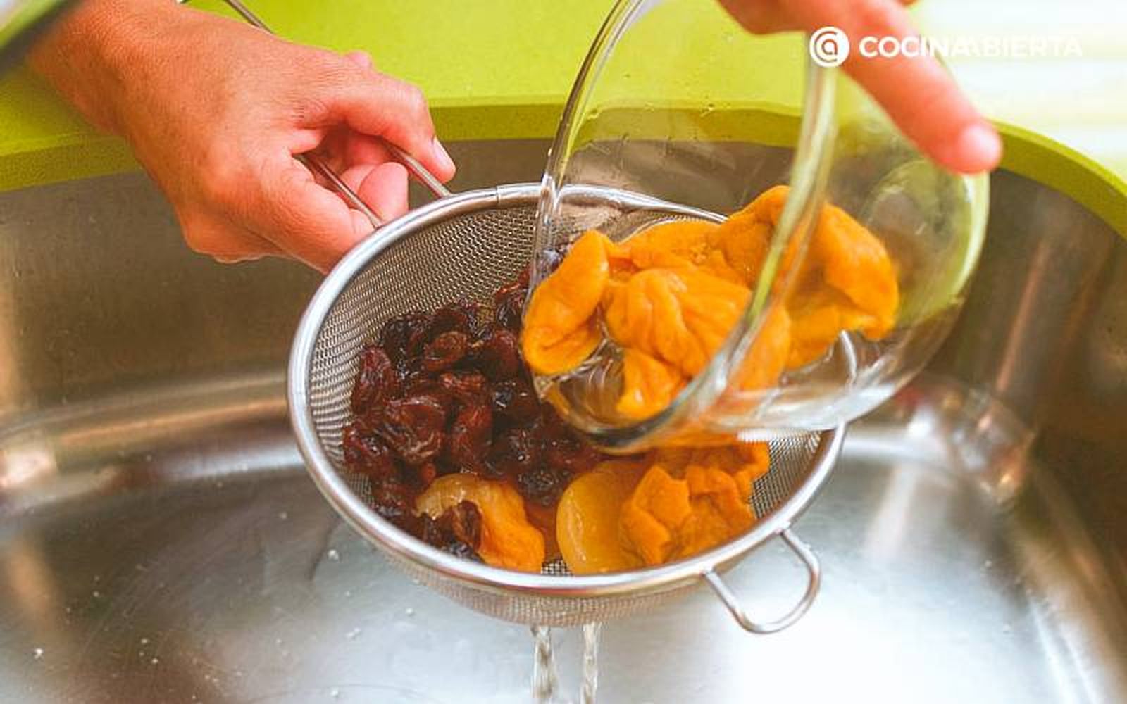 Cómo hidratar frutas deshidratadas - Cuela el agua del bol de las frutas