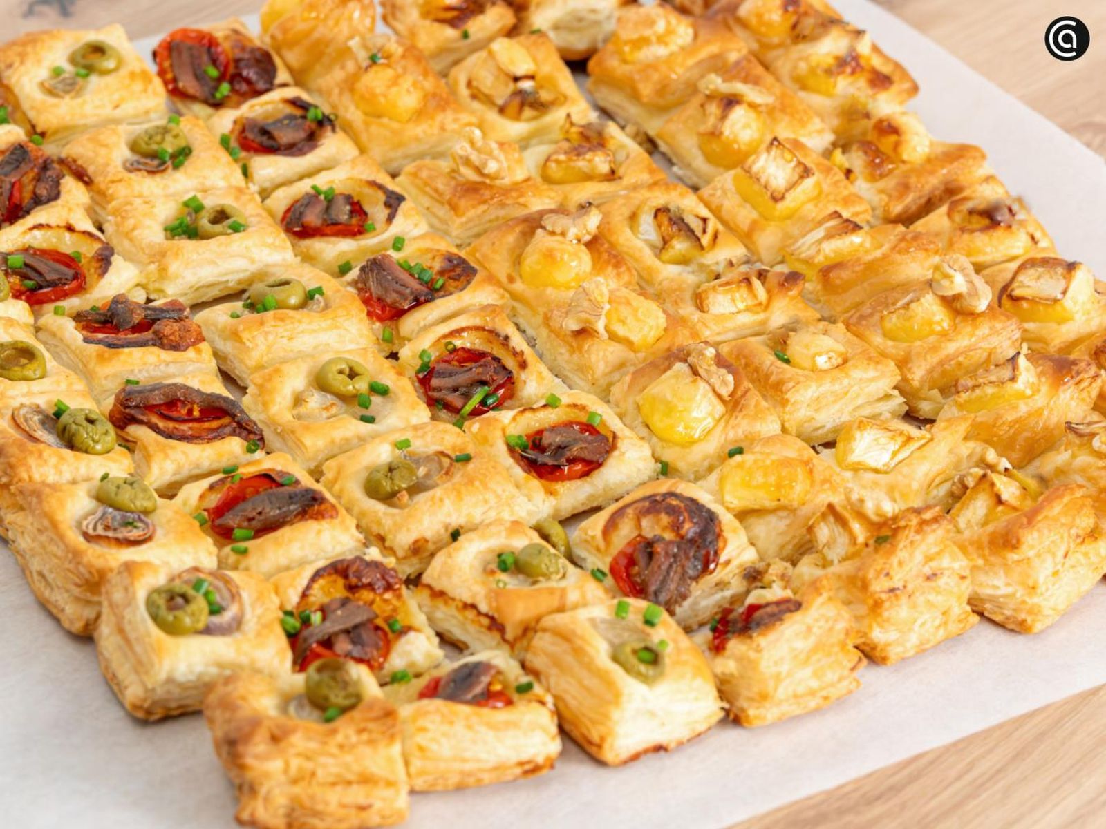 Añade las nueces y la miel y espolvorea cebollino picado por encima